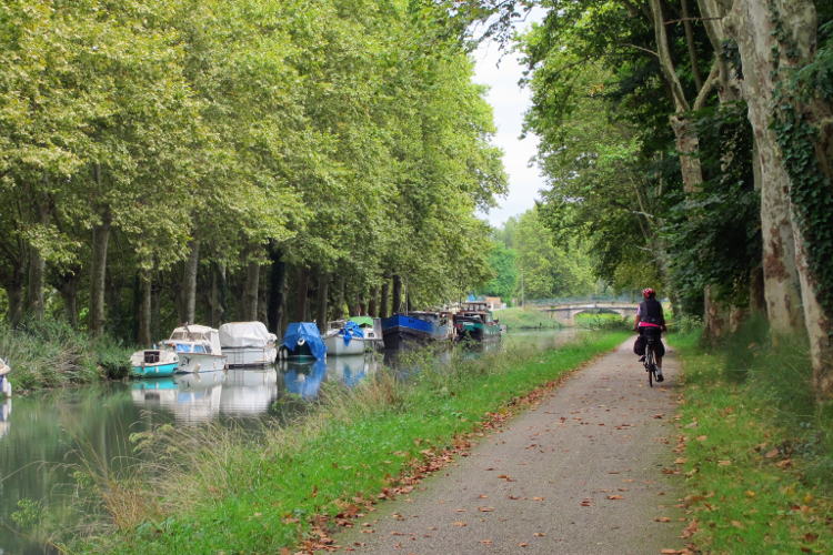 Ciclista en el Canal del Garona